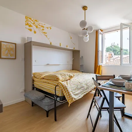 Golden - View & Provencal Charm Nimes