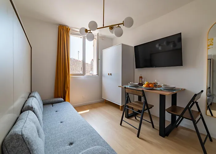 Golden - View & Provencal Charm