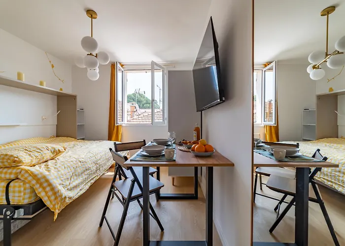 Διαμέρισμα Golden - View & Provencal Charm Νιμ